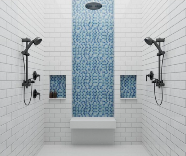 Kamar mandi dengan shower kaca dan dinding mozaik